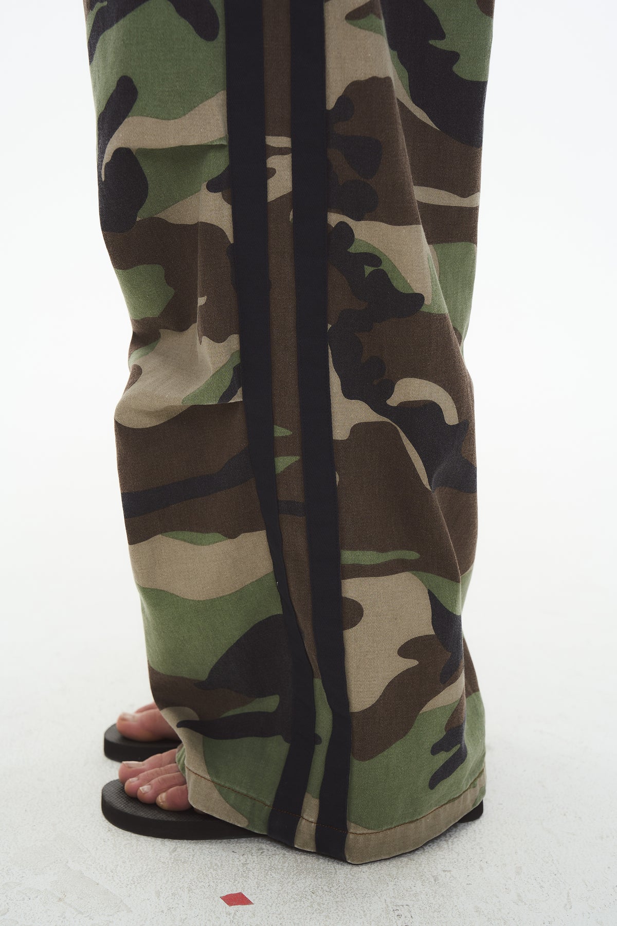 EXITMODE EXITMODE Vintage Distressed Double-Waist Pleated Camouflage Badge-Embroidered Relaxed Casual Pants – Unisex