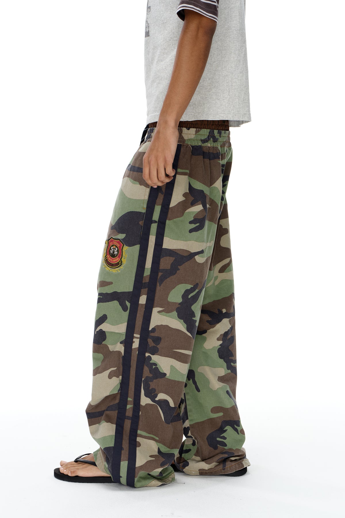 EXITMODE EXITMODE Vintage Distressed Double-Waist Pleated Camouflage Badge-Embroidered Relaxed Casual Pants – Unisex